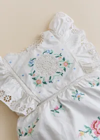 Barboteuse Cassie - Sézane x SEA NY - Broderie Contrastée Mini Multico Fond Écru — view 3