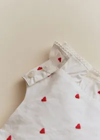 Bavoir Leia - Motif blanc / Broderies Rouges — view 3