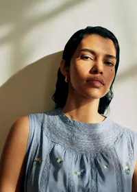 Blouse Dorrit - Broderie Contrastée Écru Fond Ciel — view 2