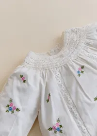 Blouse Dorrita - Broderie Placée Fleurs Multico Fond Crème — view 2