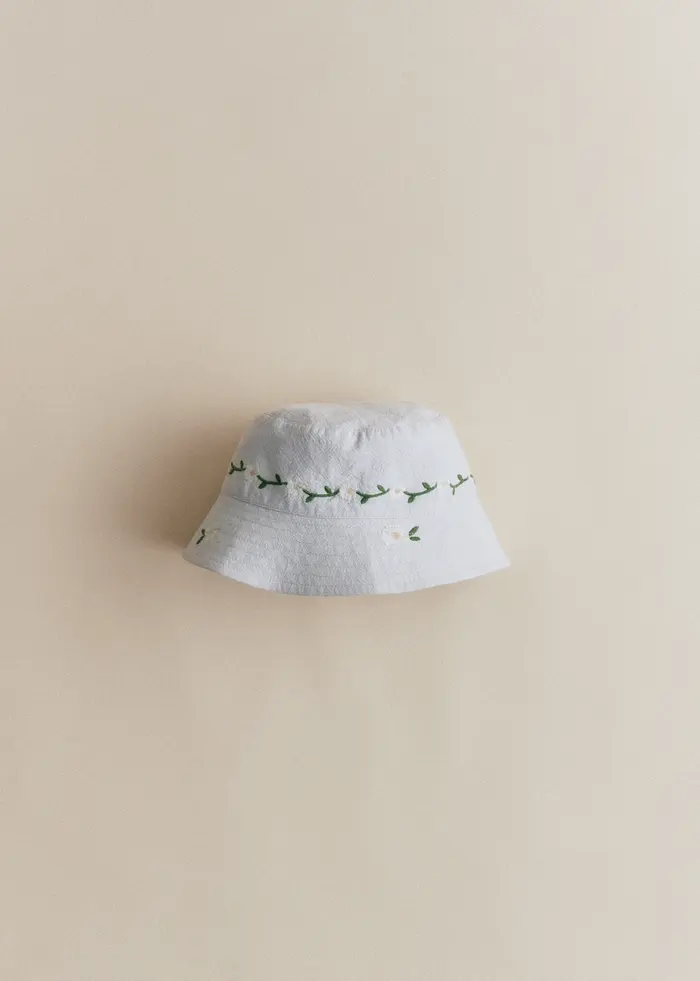 BOBY - Broderie Contrastée Marguerite Fond Bleu Ciel