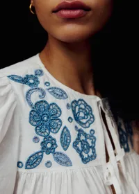 Chemise Alixia - Broderie placée Bleu Ocre Fond Ecru — view 4