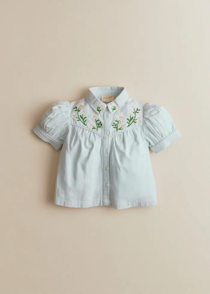Chemise Augusta - Broderie Contrastée Marguerite Fond Bleu Ciel