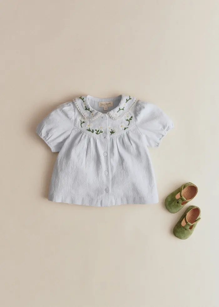 Chemise Bertille - Broderie Contrastée Marguerite Fond Bleu Ciel