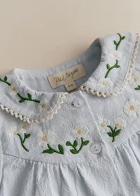 Chemise Bertille - Broderie Contrastée Marguerite Fond Bleu Ciel — view 2