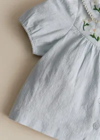 Chemise Bertille - Broderie Contrastée Marguerite Fond Bleu Ciel — view 3