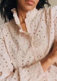 Chemise Chlo - Broderie contrastée Petales ecru fond rose pale — view 2