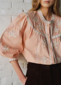 Chemise Orla - Sézane x SEA NY - Broderie Contrastée Écru Fond Rose Pastel — view 2