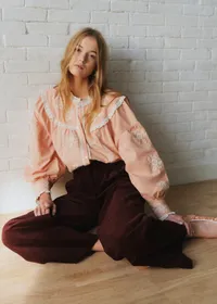 Chemise Orla - Sézane x SEA NY - Broderie Contrastée Écru Fond Rose Pastel — view 3