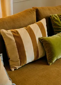 Coussin Rayures Velours - Grand modèle - Beige et Caramel — view 2