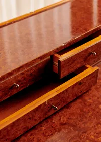 Ensemble de chambre vintage en loupe d'orme : commode et paire de chevets - Loupe d'orme — view 3