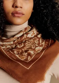 Foulard Maryse - Sézane x Antoinette Poisson - Grand Pavots Fond Café — view 3