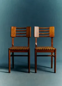 Paire de chaises dans le goût de Pierre Cruège en chêne vernis et rotin tressé années 50 - Chêne — view 2