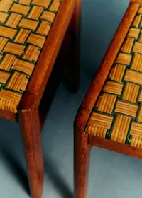 Paire de chaises dans le goût de Pierre Cruège en chêne vernis et rotin tressé années 50 - Chêne — view 4