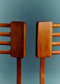 Paire de chaises dans le goût de Pierre Cruège en chêne vernis et rotin tressé années 50 - Chêne — view 5