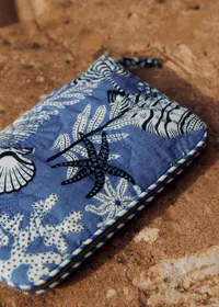 Pochette plage multi-usage - Sézane x Inoui Editions - Imprimé Coquillages Bleu — view 2