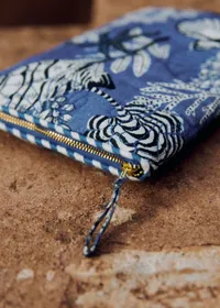 Pochette plage multi-usage - Sézane x Inoui Editions - Imprimé Coquillages Bleu — view 3