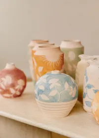 Poterie décorée petit modèle - Maia Bunge - Jardin secret bleu — view 2