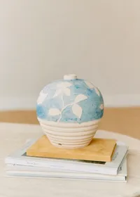 Poterie décorée petit modèle - Maia Bunge - Jardin secret bleu — view 4