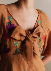Robe Alma - Broderie Placée 70's Fond Marron — view 2