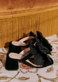 Sandales Renée - CFM Souliers x Editions Sézane - Velours Et Satin Noir — view 2