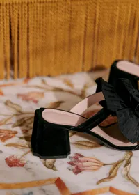 Sandales Renée - CFM Souliers x Editions Sézane - Velours Et Satin Noir — view 3