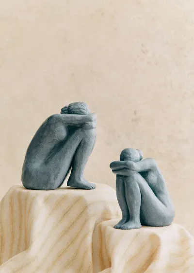Sculpture Guénolée Courcoux - Femme assise grand modèle - Bleu Gris