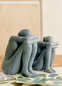 Sculpture Guénolée Courcoux - Femme assise grand modèle - Bleu Gris — view 2