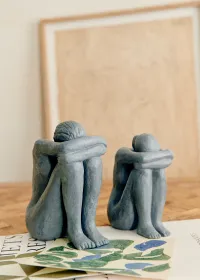 Sculpture Guénolée Courcoux - Femme assise grand modèle - Bleu Gris — view 3