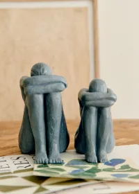 Sculpture Guénolée Courcoux - Femme assise grand modèle - Bleu Gris — view 4