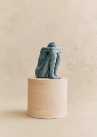 Sculpture Guénolée Courcoux - Femme assise grand modèle - Bleu Gris — view 5