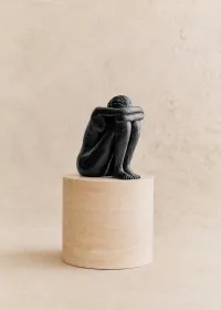 Sculpture Guénolée Courcoux - Femme assise grand modèle - Noir — view 2