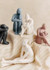Sculpture Guénolée Courcoux - Femme assise grand modèle - Noir — view 3