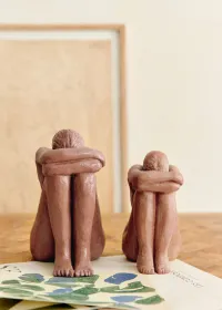 Sculpture Guénolée Courcoux - Femme assise grand modèle - Terracotta — view 2