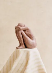 Sculpture Guénolée Courcoux - Femme assise grand modèle - Terracotta — view 3