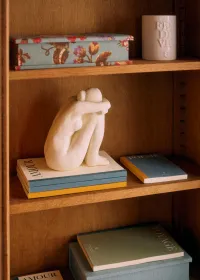 Sculpture Guénolée Courcoux - Femme assise petit modèle - Ecru — view 2
