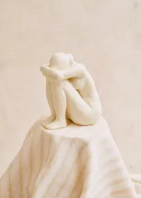 Sculpture Guénolée Courcoux - Femme assise petit modèle - Ecru — view 3