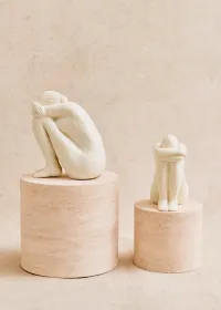 Sculpture Guénolée Courcoux - Femme assise petit modèle - Ecru — view 4