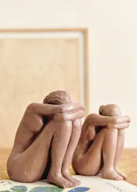 Sculpture Guénolée Courcoux - Femme assise petit modèle - Terracotta — view 2