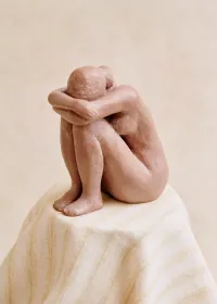 Sculpture Guénolée Courcoux - Femme assise petit modèle - Terracotta — view 3