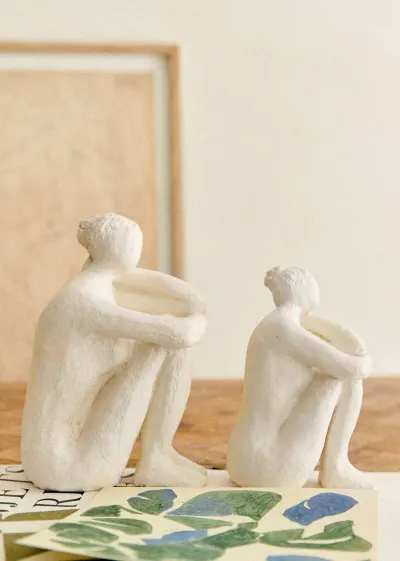 Sculpture Guénolée Courcoux - Femme dans ses pensées petit modèle - Ecru