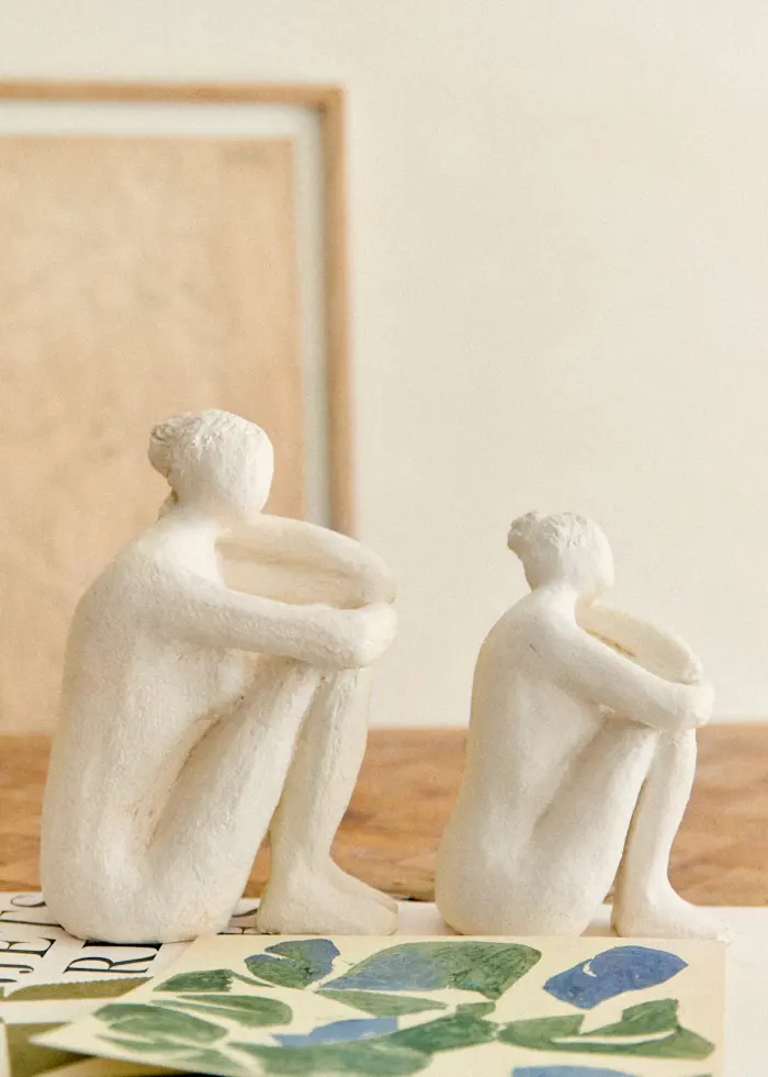Sculpture Guénolée Courcoux - Femme dans ses pensées petit modèle - Ecru