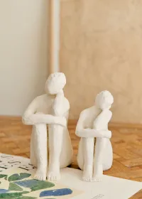 Sculpture Guénolée Courcoux - Femme dans ses pensées petit modèle - Ecru — view 2