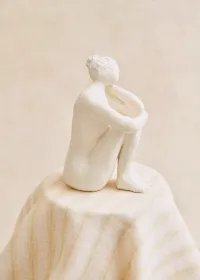 Sculpture Guénolée Courcoux - Femme dans ses pensées petit modèle - Ecru — view 3