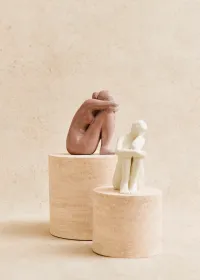 Sculpture Guénolée Courcoux - Femme dans ses pensées petit modèle - Ecru — view 4