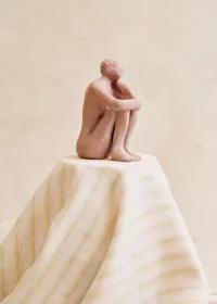 Sculpture Guénolée Courcoux - Femme dans ses pensées petit modèle - Terracotta — view 2