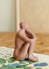 Sculpture Guénolée Courcoux - Femme dans ses pensées petit modèle - Terracotta — view 4