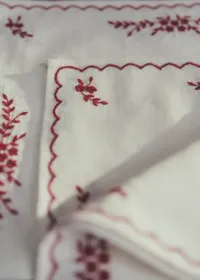 Set de 2 serviettes brodées - Ecru et Framboise — view 2