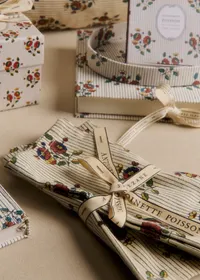 Set de 2 serviettes - Sézane x Antoinette Poisson - Imprimé Boutonnières — view 2