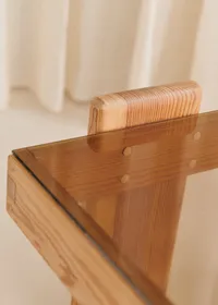 Table basse carrée vintage - Pin et verre fumé — view 2
